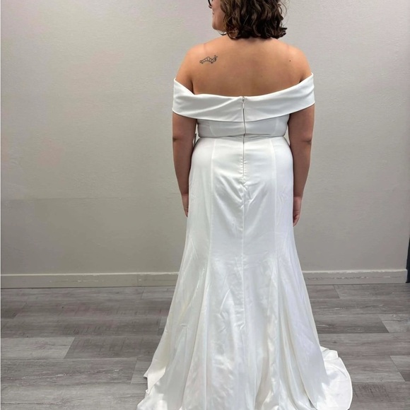 Torrid Satin Mermaid Wedding Dress - NEW - Fits like a 16 - Picture 4 of 5